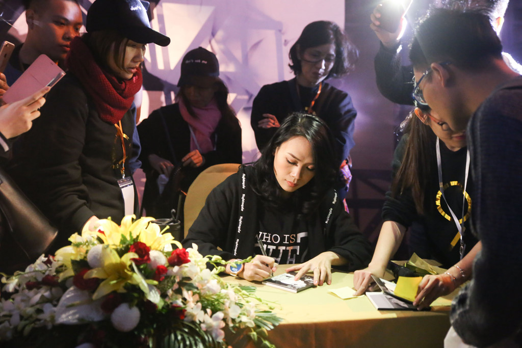 Mỹ Tâm cuồng nhiệt cùng hàng nghìn khán giả Đà Nẵng bất chấp mưa lạnh